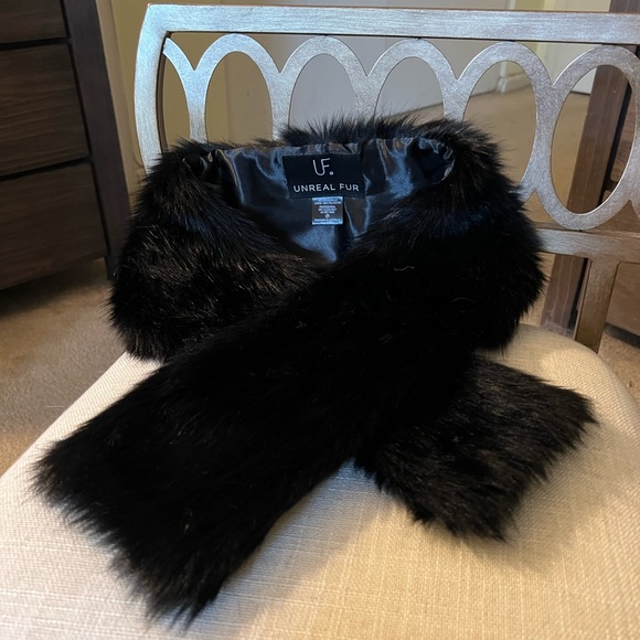 NWOT Faux Fur Wrap by Unreal Fur - Picture 2 of 6
